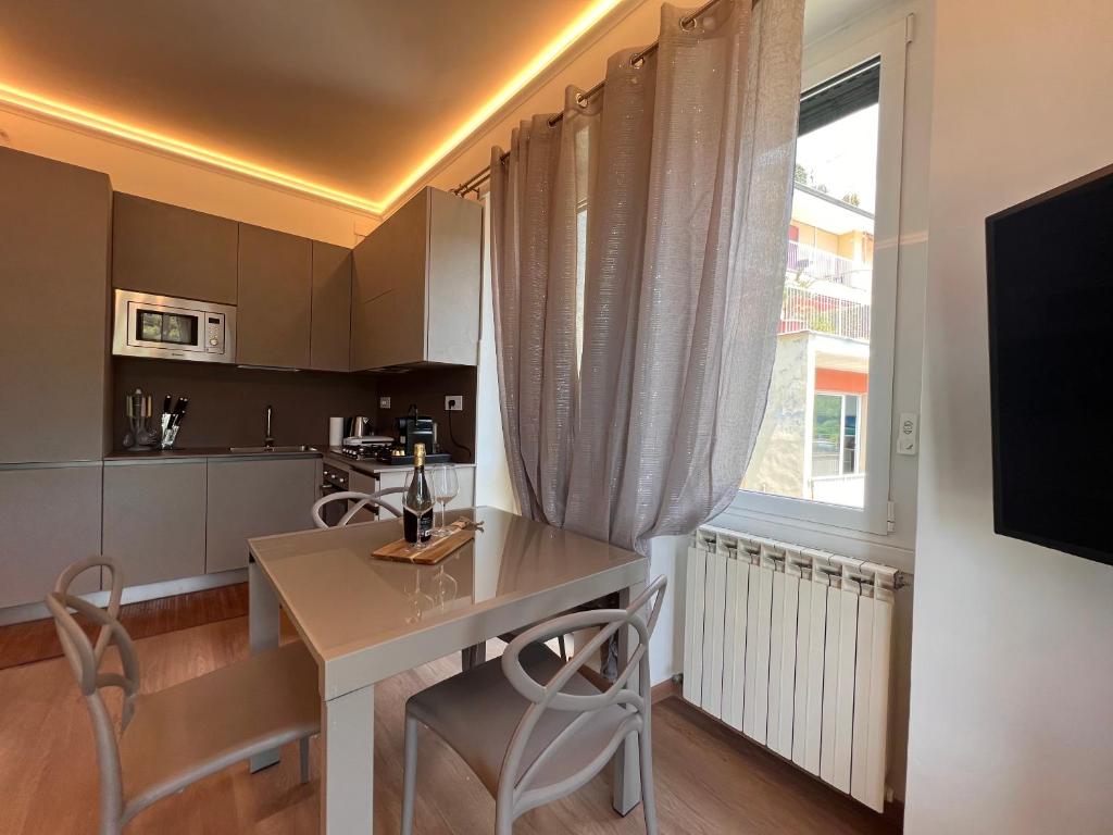 Zdjęcie z galerii obiektu VAL DI SOLE 19-III piano- VISTA MARE- VISTA COLLINA-WIFI 100MG-ARIA CONDIZIONATA IN TUTTE LE STANZE -L'APPARTAMENTO E' STATO COMPLETAMENTE RINNOVATO NEL 2023 w Rapallo