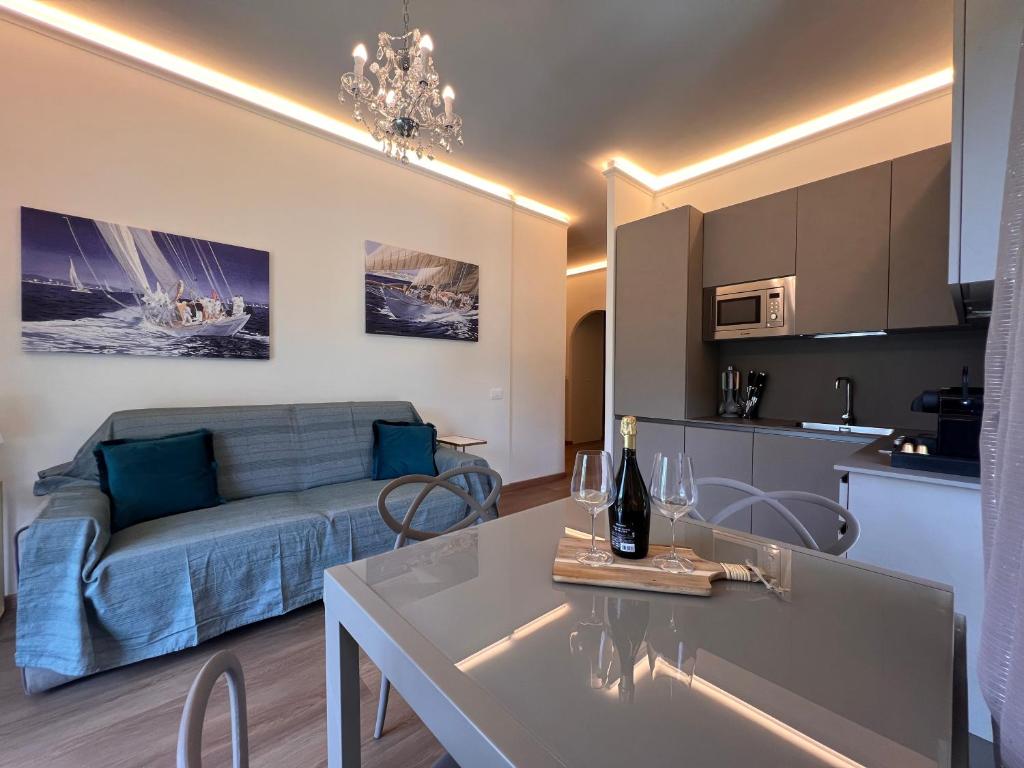 Zdjęcie z galerii obiektu VAL DI SOLE 19-III piano- VISTA MARE- VISTA COLLINA-WIFI 100MG-ARIA CONDIZIONATA IN TUTTE LE STANZE -L'APPARTAMENTO E' STATO COMPLETAMENTE RINNOVATO NEL 2023 w Rapallo