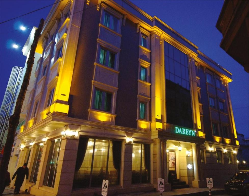 un edificio en una calle de la ciudad por la noche en Dareyn Hotel, en Estambul