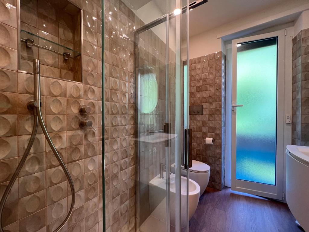 Zdjęcie z galerii obiektu VAL DI SOLE 19-III piano- VISTA MARE- VISTA COLLINA-WIFI 100MG-ARIA CONDIZIONATA IN TUTTE LE STANZE -L'APPARTAMENTO E' STATO COMPLETAMENTE RINNOVATO NEL 2023 w Rapallo
