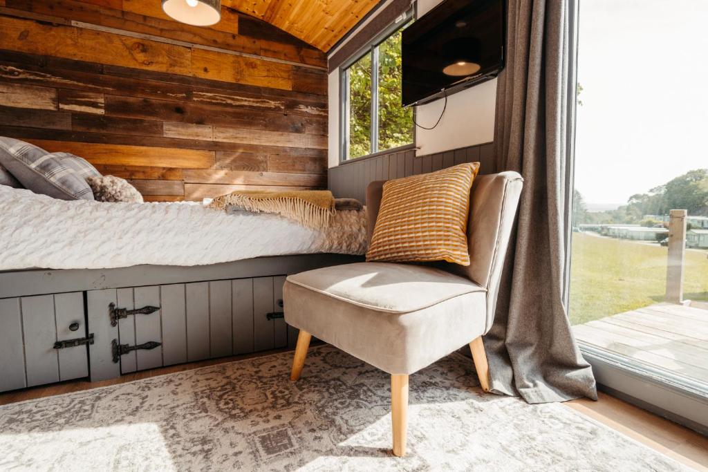 Postel nebo postele na pokoji v ubytování Cefn Crib Cabins