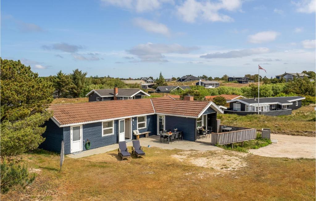 Casa azul con porche y terraza en Kis, en Fanø