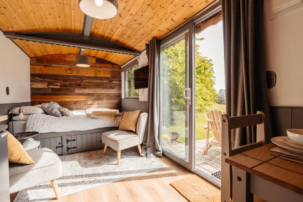 Postel nebo postele na pokoji v ubytování Cefn Crib Cabins