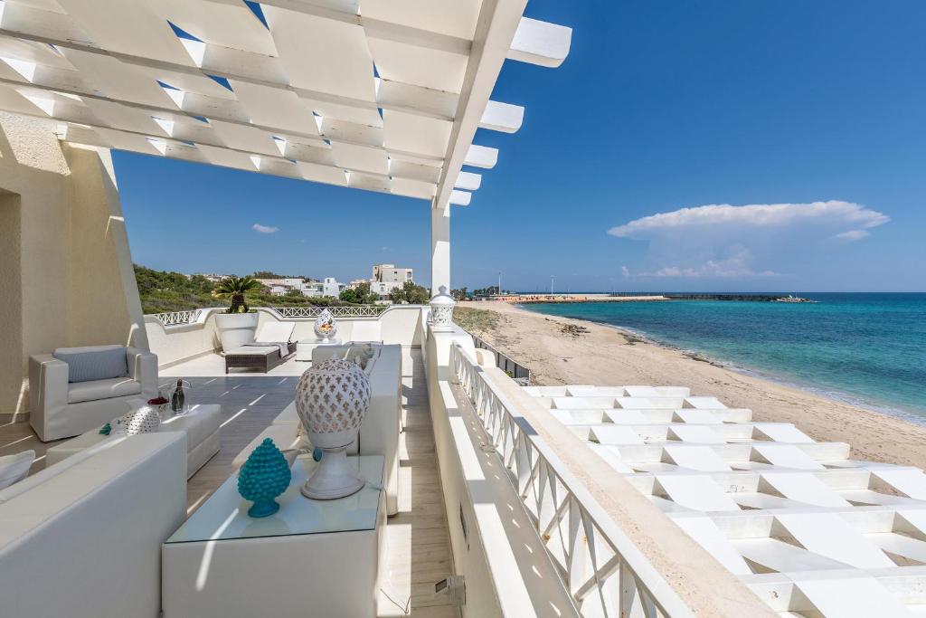 - une vue sur la plage depuis le balcon d'une maison de plage dans l'établissement L'Attico di Alessia by BarbarHouse, à Maruggio