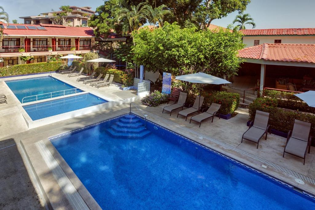 Bazén v ubytování Hotel Mar de Luz nebo v jeho okolí