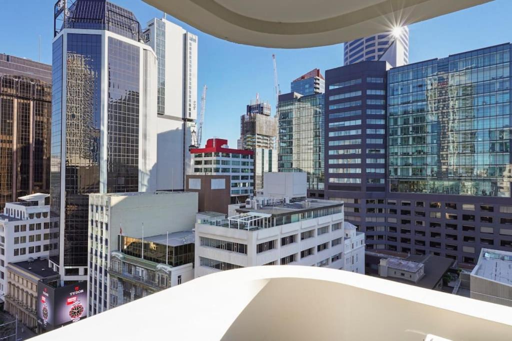 vistas al perfil urbano y edificios altos en Gorgeous Cityscape Apartment in Auckland's CBD, en Auckland