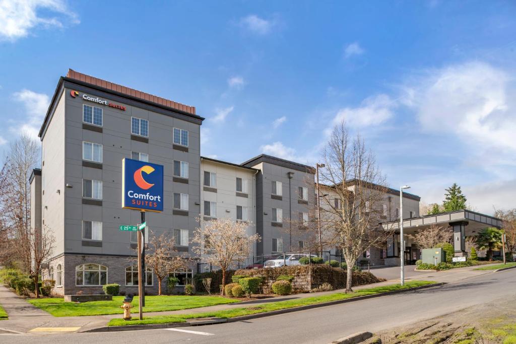 un edificio con un letrero para un hotel con patio en Comfort Suites Eugene, en Eugene