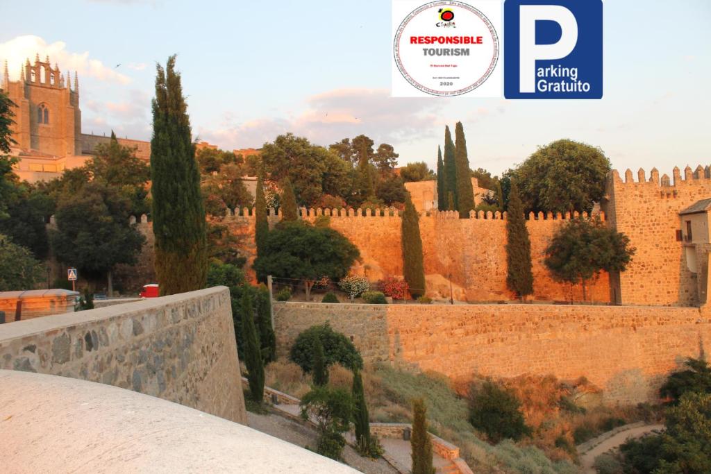 - une vue sur un château depuis le sommet d'un mur dans l'établissement El Balcón del Tajo, à Tolède