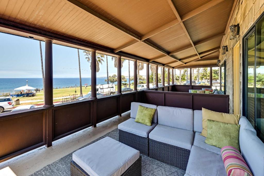 eine abgeschirmte Veranda mit Sofa und Strandblick in der Unterkunft Ocean-View La Jolla Condo Rental with Covered Patio! in San Diego