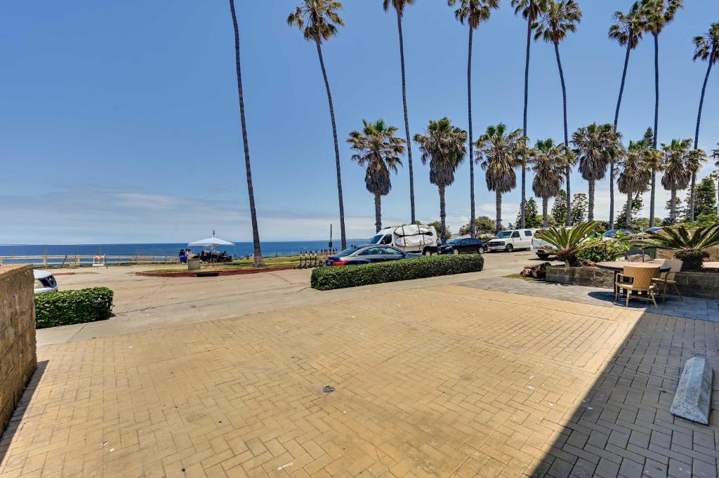 un aparcamiento junto a la playa con palmeras en La Jolla Getaway with Patio and Ocean Views!, en San Diego