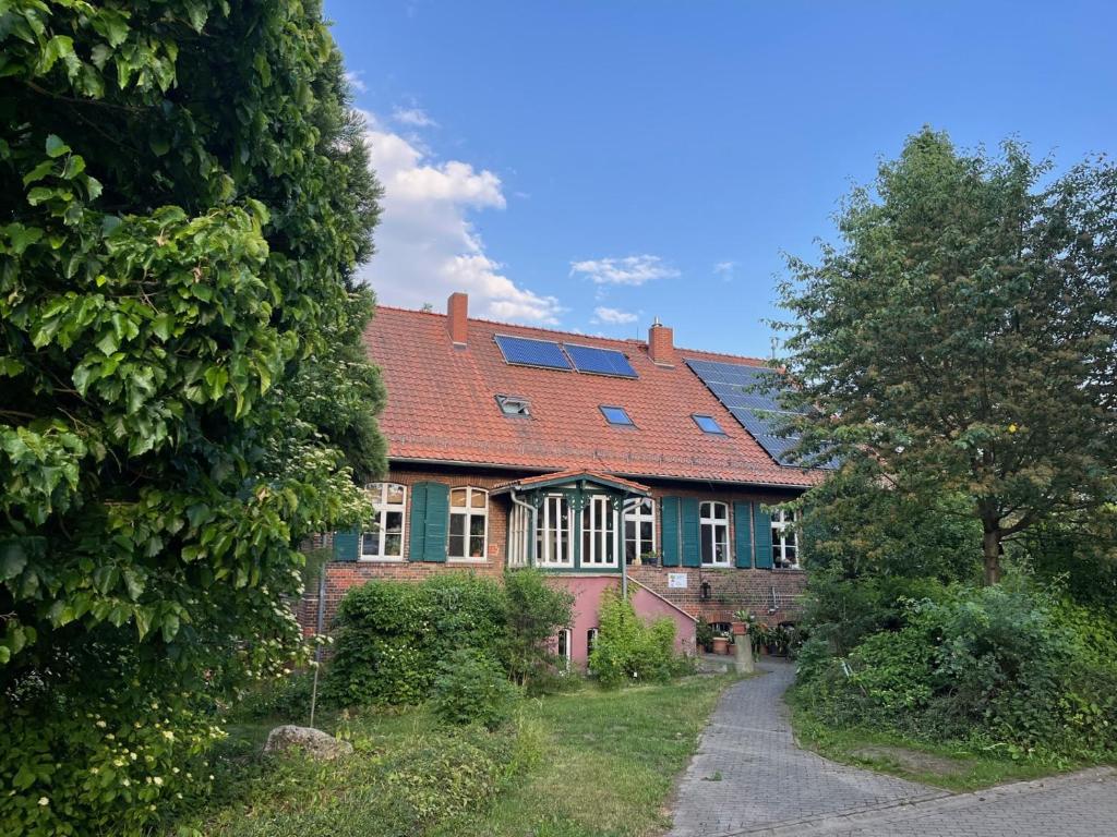 ein großes Backsteinhaus mit rotem Dach und Fenstern in der Unterkunft Forsthaus Neudorf in Harzgerode