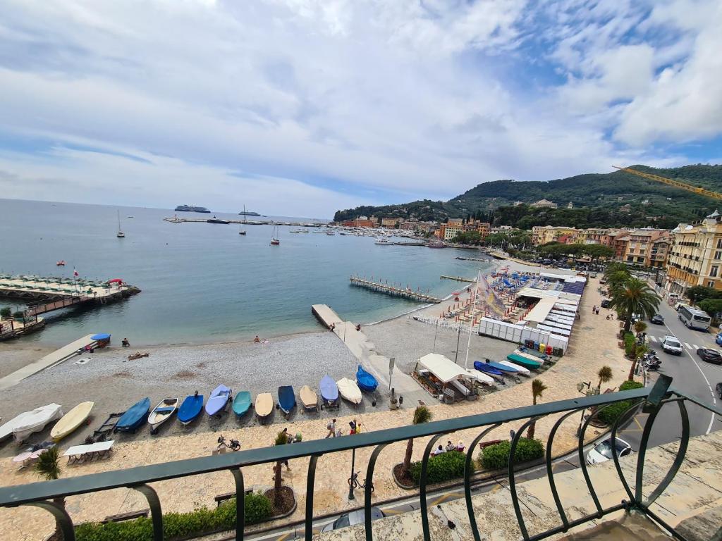uma vista para uma praia com guarda-sóis e para o oceano em Splendida mansarda fronte spiaggia la Boheme by PortofinoVacanze em Santa Margherita Ligure