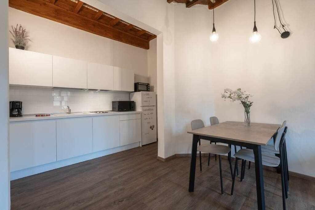 A kitchen or kitchenette at Elegant Green Apartment In San Gallo Firenze