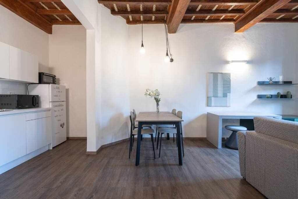 A kitchen or kitchenette at Elegant Green Apartment In San Gallo Firenze