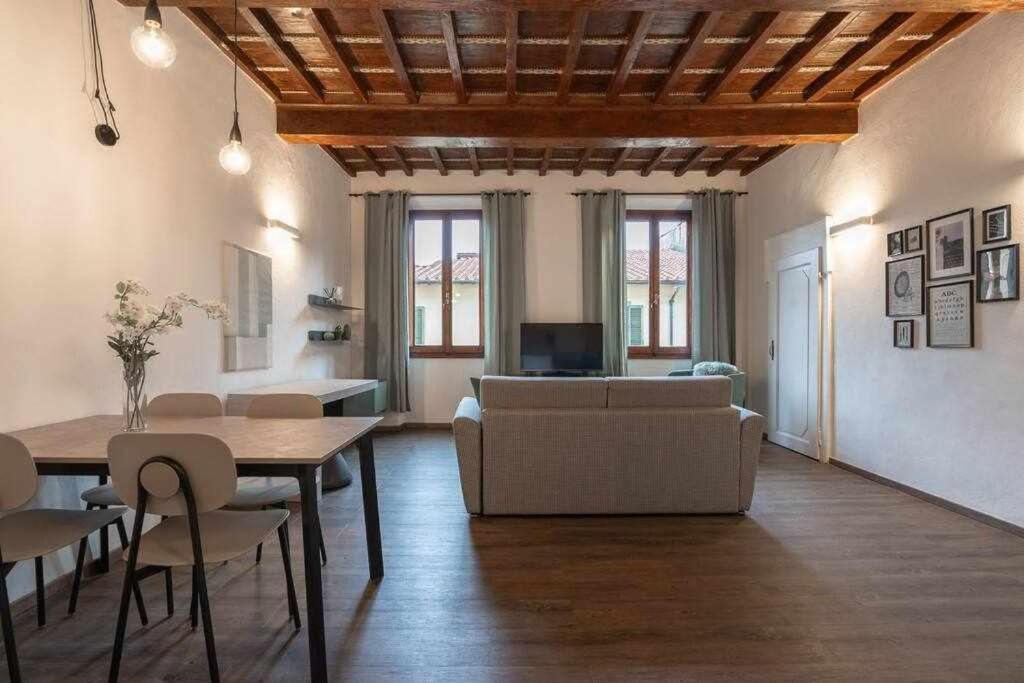 A television and/or entertainment centre at Elegant Green Apartment In San Gallo Firenze