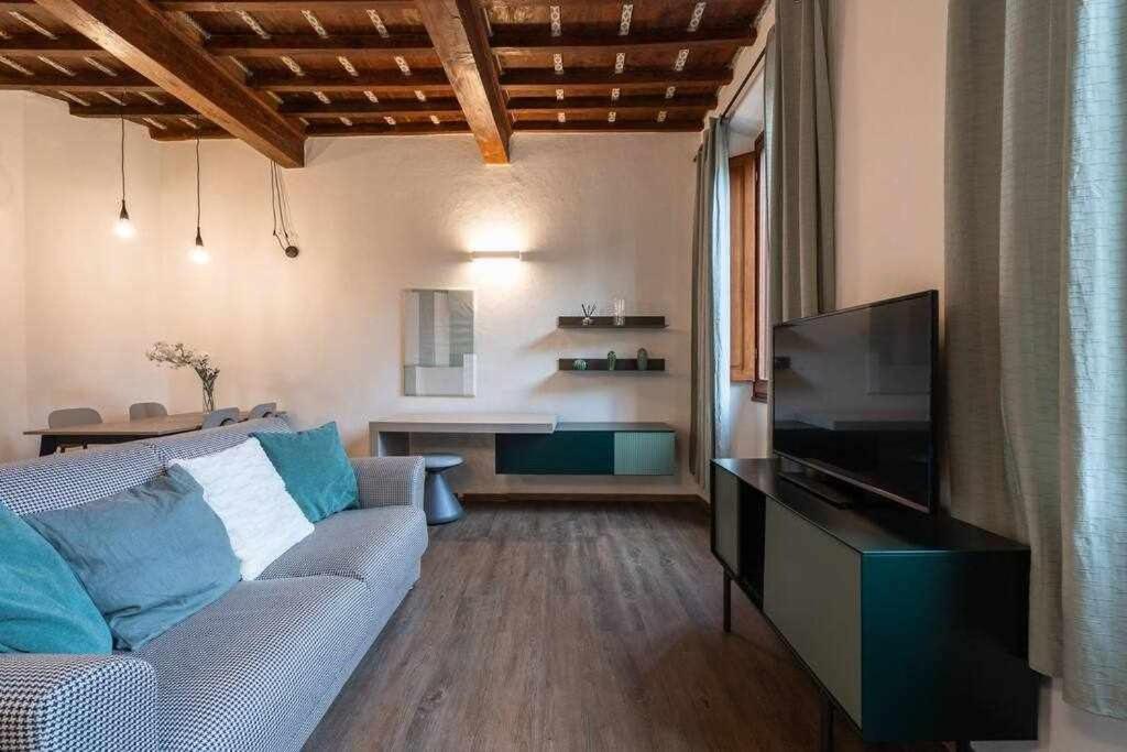A seating area at Elegant Green Apartment In San Gallo Firenze