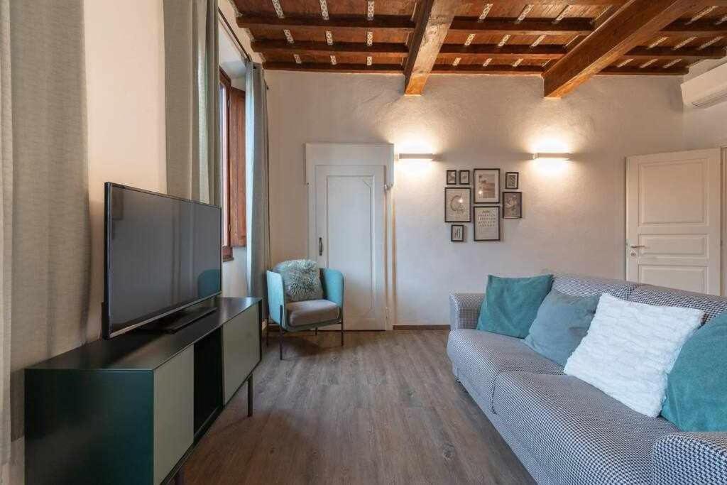 A seating area at Elegant Green Apartment In San Gallo Firenze