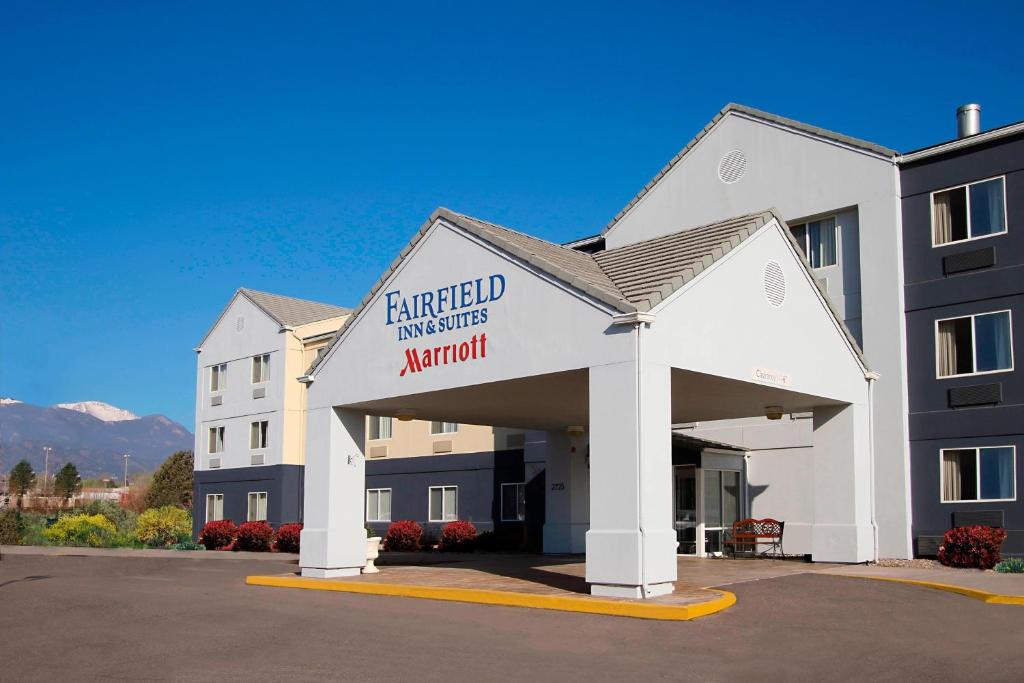 コロラドスプリングスにあるFairfield Inn & Suites Colorado Springs Southのハーフィールド・イン&スイートの権限を読み取る看板のある建物