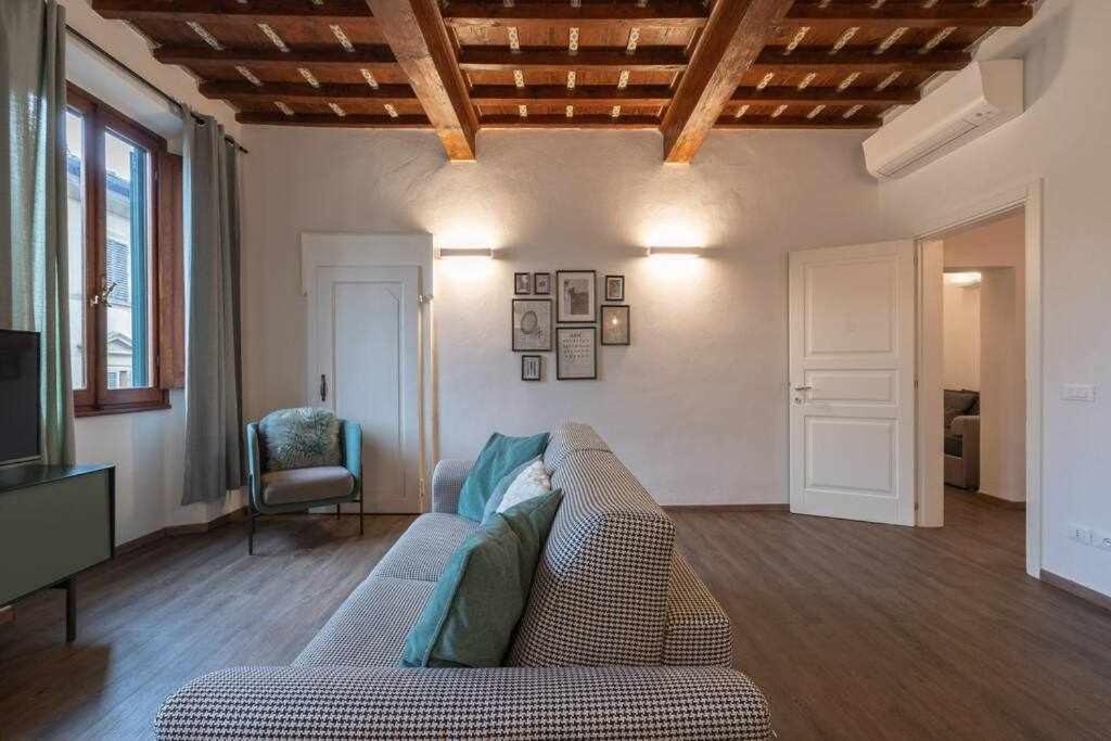 A seating area at Elegant Green Apartment In San Gallo Firenze
