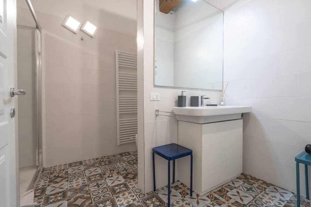 A kitchen or kitchenette at Elegant Green Apartment In San Gallo Firenze