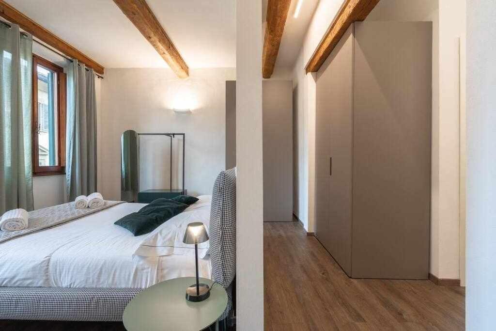 A bed or beds in a room at Elegant Green Apartment In San Gallo Firenze