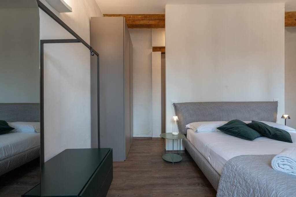 A bed or beds in a room at Elegant Green Apartment In San Gallo Firenze