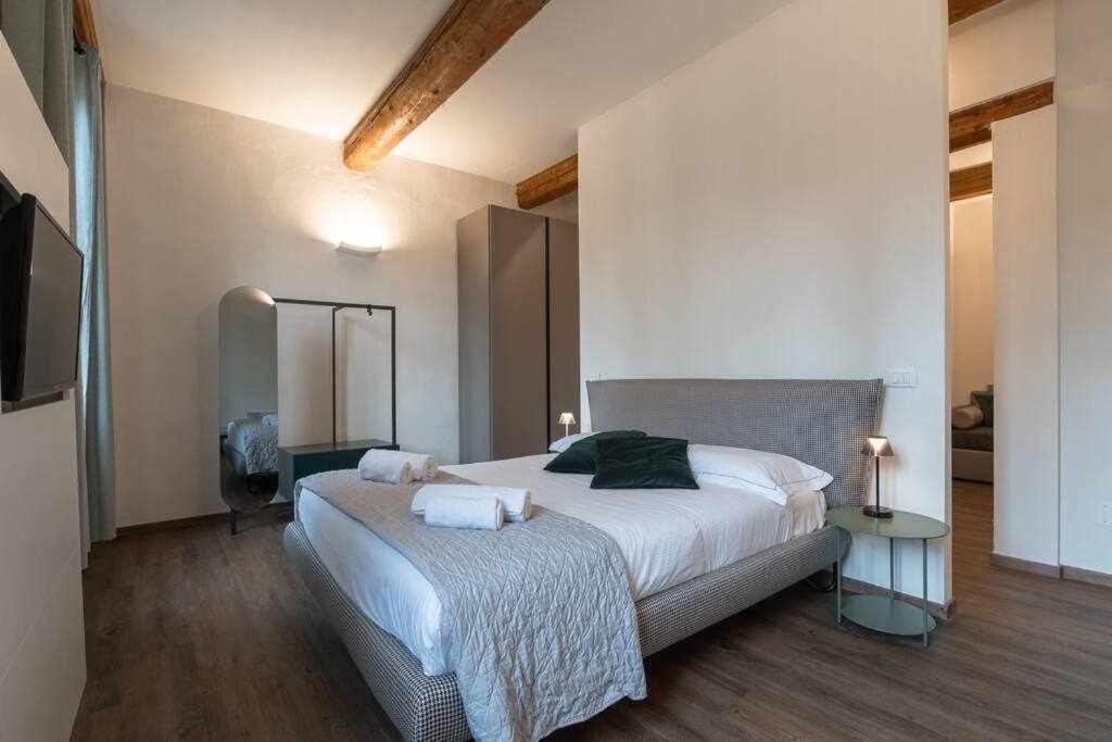 A bed or beds in a room at Elegant Green Apartment In San Gallo Firenze