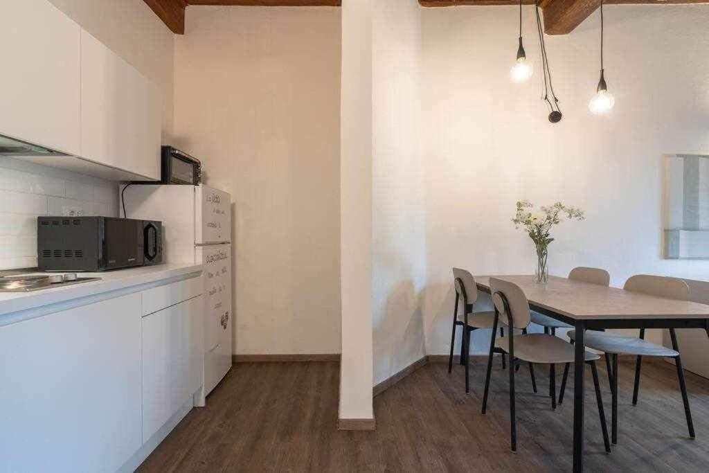 A kitchen or kitchenette at Elegant Green Apartment In San Gallo Firenze