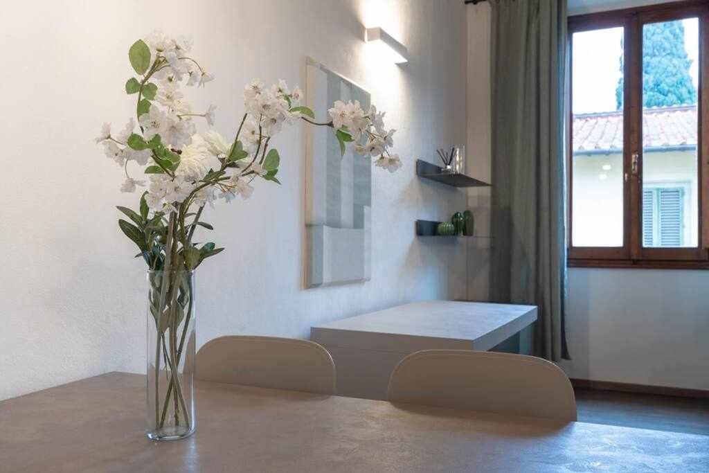 A bed or beds in a room at Elegant Green Apartment In San Gallo Firenze