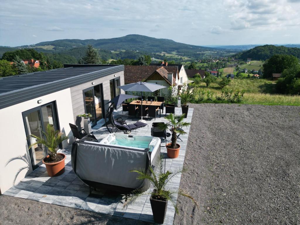 ein Haus mit einer Badewanne auf einer Terrasse in der Unterkunft Feriendomizil Schleich am Steinriegl in Bad Gleichenberg