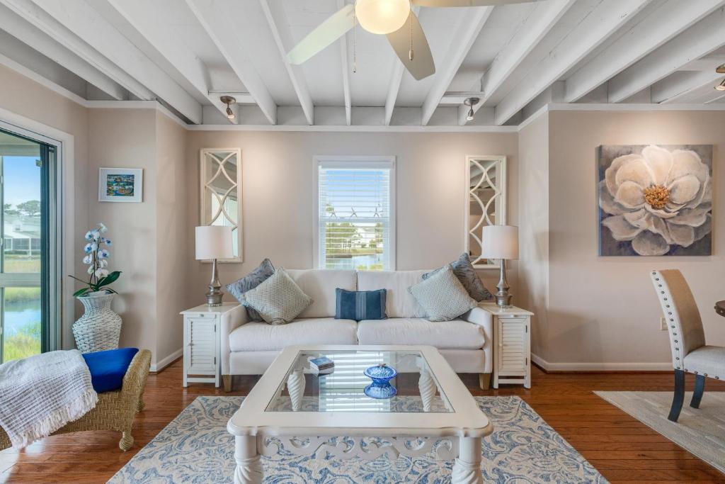Khu vực ghế ngồi tại Mallard Lakes --- 38294 Hummingbird Ln #249