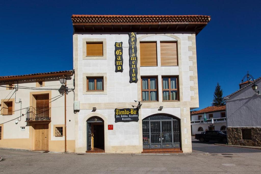 un bâtiment avec un panneau sur son côté dans l'établissement Apartamentos turísticos el gamo, à Tragacete