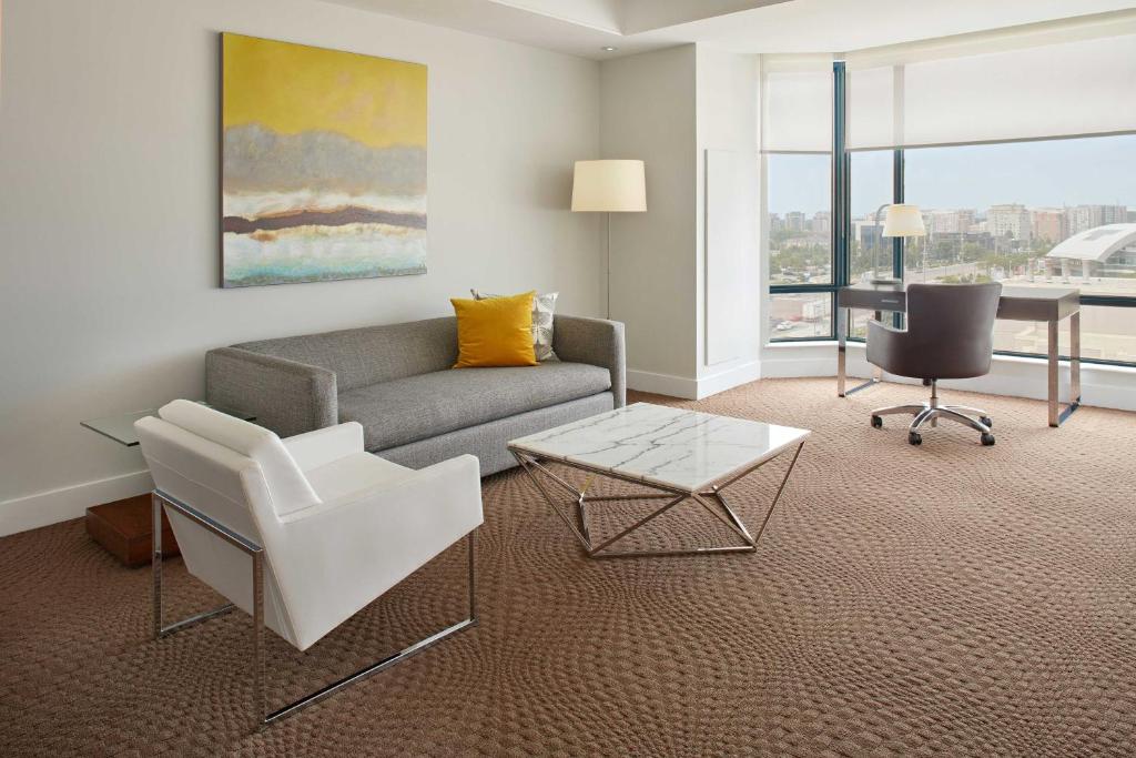 Un lugar para sentarse en Sheraton Parkway Toronto North Hotel & Suites