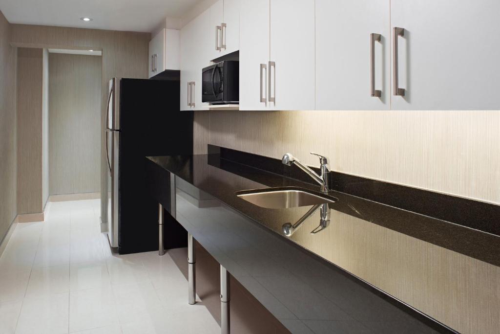 Una cocina o cocineta en Sheraton Parkway Toronto North Hotel & Suites