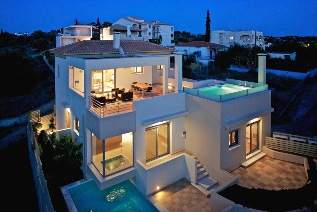 una vista aerea di una casa di notte di RVG Jenny House with pool a Porto Heli