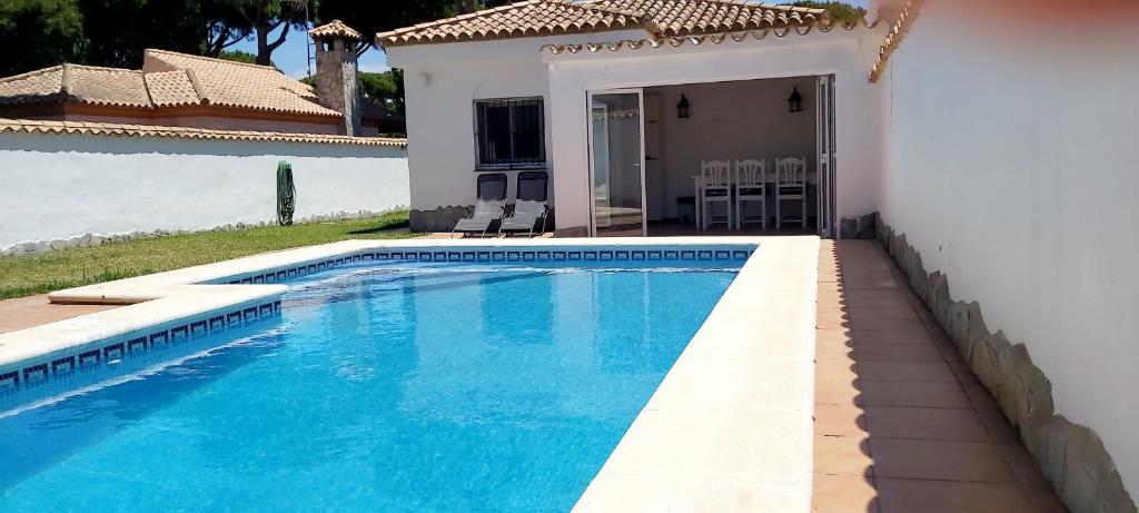 uma piscina em frente a uma casa em Villa Esperanza em Chiclana de la Frontera