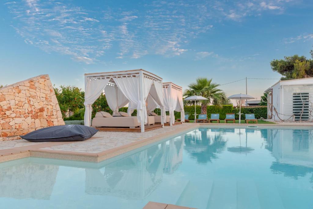 una piscina con cenador y piscina en Le Grancìe, en Porto Cesareo