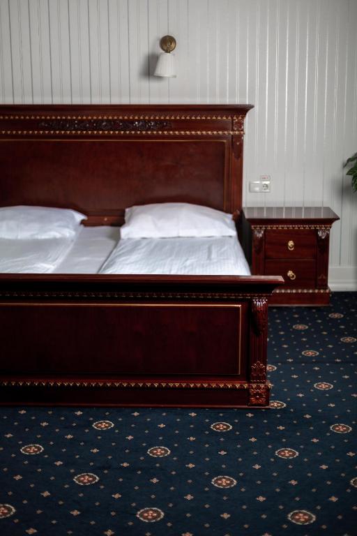 Postel nebo postele na pokoji v ubytování Hotel Aristocrat