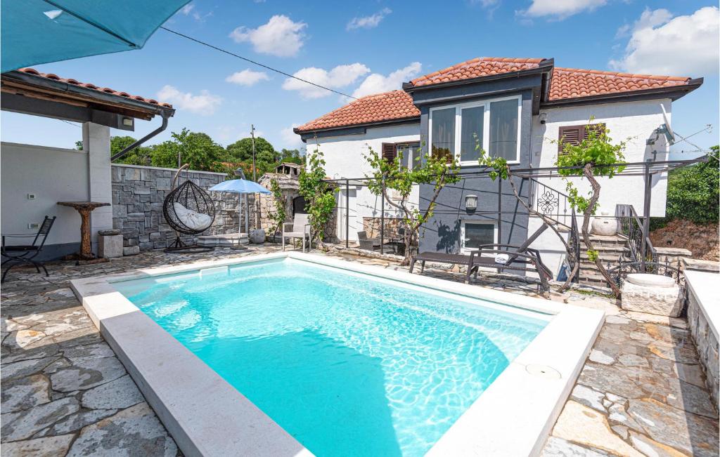 una piscina frente a una casa en Nice Home In Danilo With House A Panoramic View en Ljubostinje