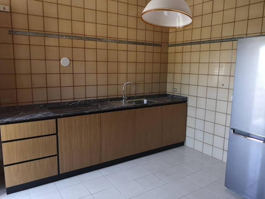 una cocina con fregadero y refrigerador en Villa Lagioia 1, en Bari