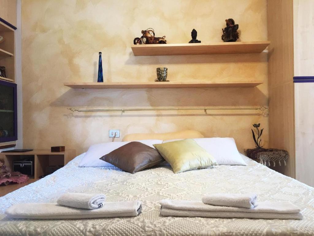 ein Schlafzimmer mit einem Bett mit zwei Handtüchern darauf in der Unterkunft CASA Lux in Serravalle Pistoiese