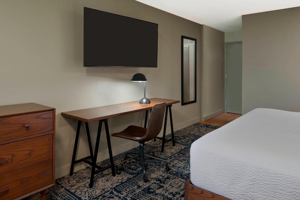Postel nebo postele na pokoji v ubytování Four Points by Sheraton Toronto Airport