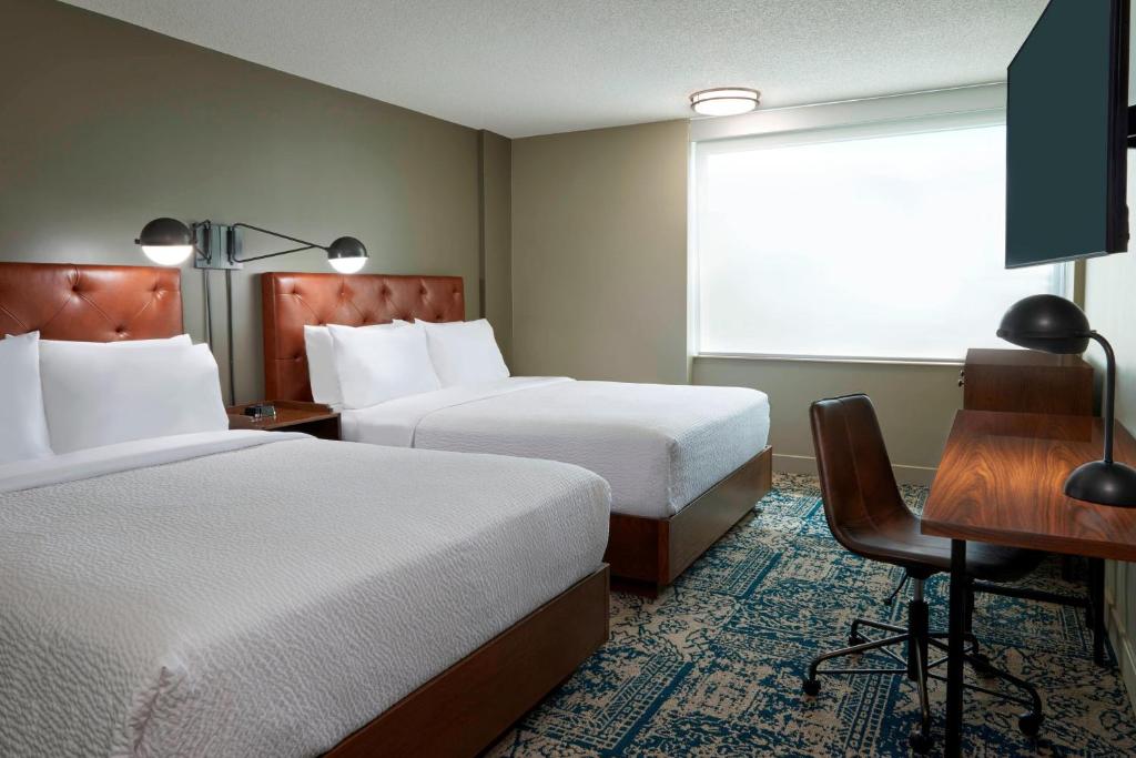 Postel nebo postele na pokoji v ubytování Four Points by Sheraton Toronto Airport