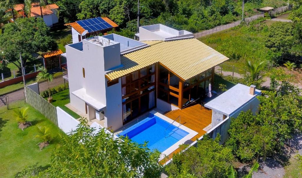 una vista aérea de una casa con piscina en Belíssima Casa Ilha de Boipeba, en Isla de Boipeba