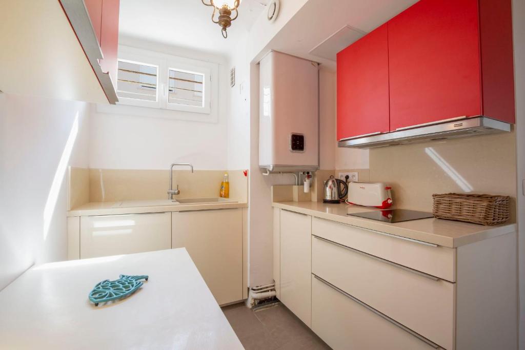 Una cocina o cocineta en WE CANNES ! Cosy 2-bedroom apartment with terrace Cannes Center