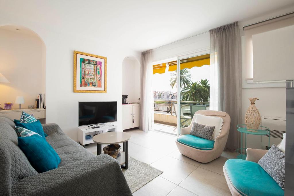 TV a/nebo společenská místnost v ubytování WE CANNES ! Cosy 2-bedroom apartment with terrace Cannes Center