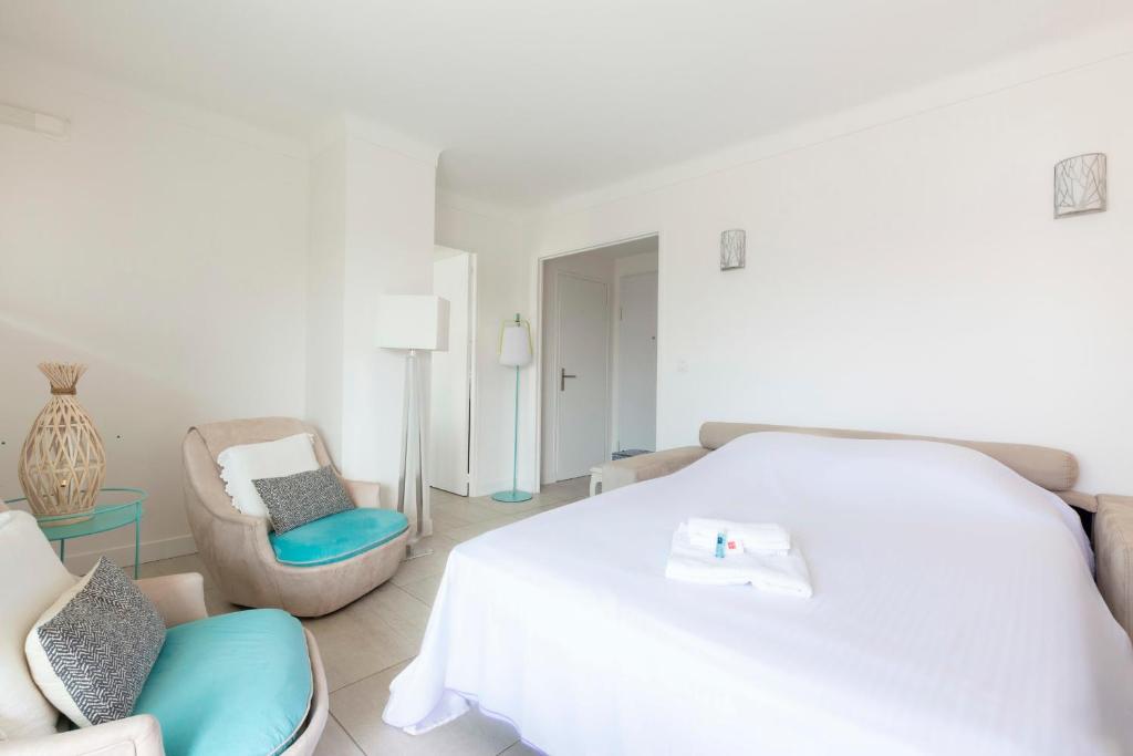 Una cama o camas en una habitaci&oacute;n de WE CANNES ! Cosy 2-bedroom apartment with terrace Cannes Center