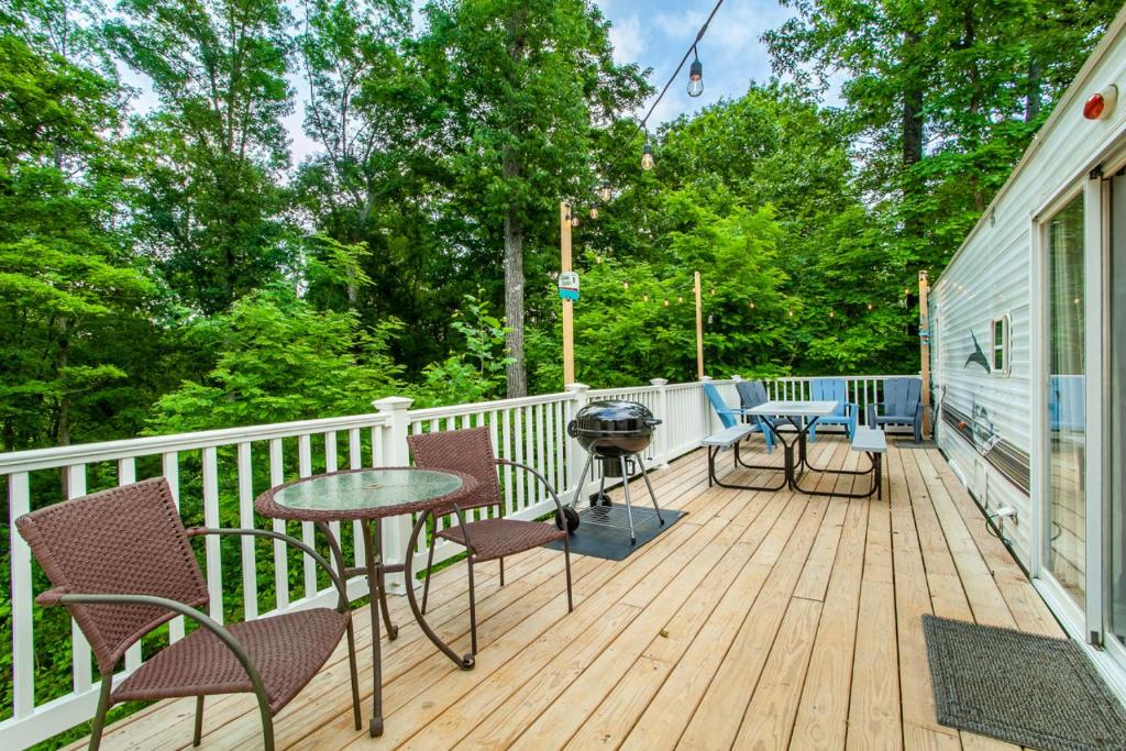 Balkoni atau teres di The Happy Camper A Peaceful Retreat