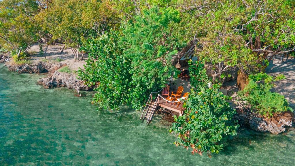 an aerial view of a picnic table on a beach near the water at Hotel Islabela Islas Del Rosario in Isla Grande