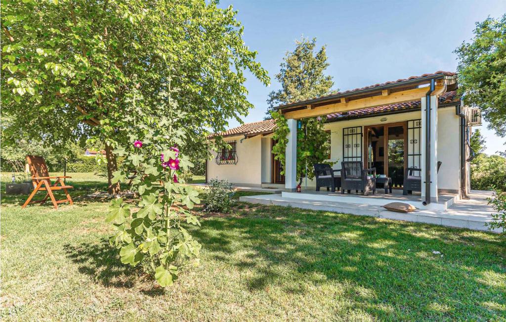 une maison avec un jardin et une terrasse dans l'établissement 2 Bedroom Awesome Home In Loborika, à Loborika